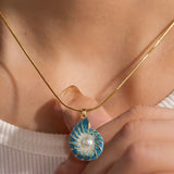 Collana con pendente a forma di conchiglia di perla