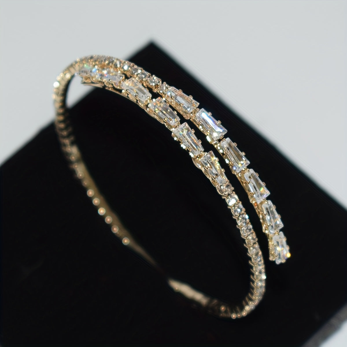 Elegante pulsera de oro blanco con circonita cúbica