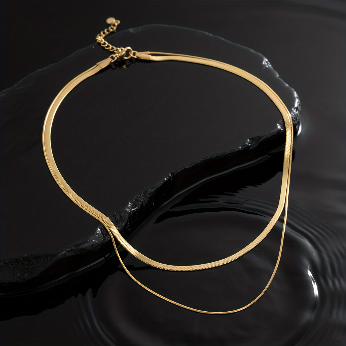 Collar de capas con serpientes en oro blanco