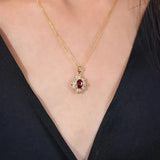 Collana con pendente floreale in oro e rubino
