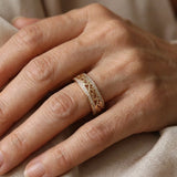 Anello a Scrollo in Filigrana con Accenti di Pietre Pavé in Tonalità Oro