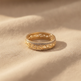 Anello a Scrollo in Filigrana con Accenti di Pietre Pavé in Tonalità Oro