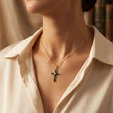 Liorenza™ - Collana con Croce Marquise in Oro e Smeraldo