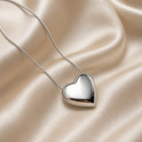 Elegante Collana con Ciondolo Cuore Puff in Oro Bianco