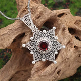 Collana con pendente a stella in argento e rubino