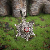 Collana con pendente a stella in argento e rubino