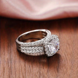 Anello Dichiarativo con Pavé a Halo a Cuscino