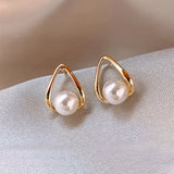 Orecchini geometrici con perla di design raffinato