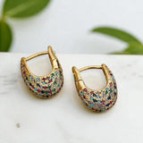 Elegantes pendientes multicolores con detalles de cristal