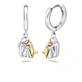 Collana con Pendente Abbraccio e Orecchini in Omaggio – Offerta a Tempo Limitato