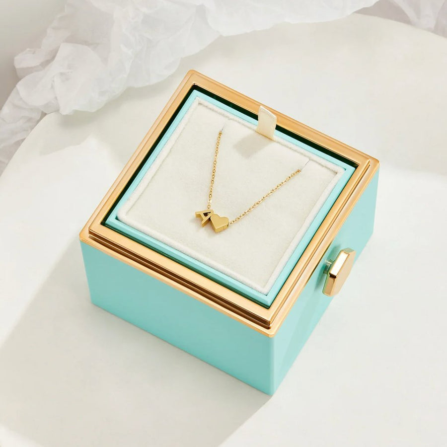 Collar dorado con letras y amor