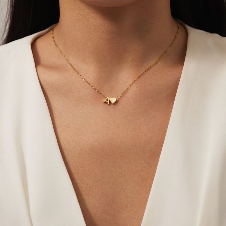 Collar dorado con letras y amor