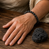 Bracciale in Pietra Lavica per Radicamento, Forza e Calma