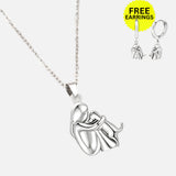 Collana con Pendente Abbraccio e Orecchini in Omaggio – Offerta a Tempo Limitato