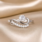 Anello Infinite Wave in moissanite e oro bianco
