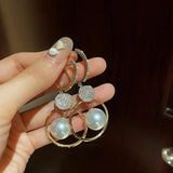 Orecchini con perle di acqua dolce e sfere impreziosite da diamanti